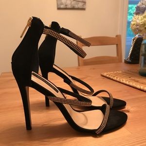 Ava and Aiden black/ gold sandal 6.5